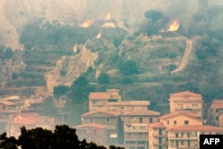 Un incendiu de pădure mistuie copacii și iarba în apropierea satului Sagana, din Sicilia, pe 22 iulie 2026.