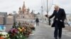 Голова МЗС Британії поклав квіти до народного меморіалу на місці вбивства Нємцова