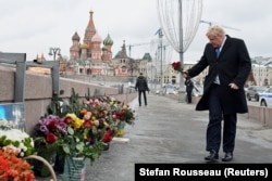 22 декабря 2017 года. Борис Джонсон, тогда еще министр иностранных дел Великобритании, возлагает цветы на месте гибели Бориса Немцова в центре Москвы