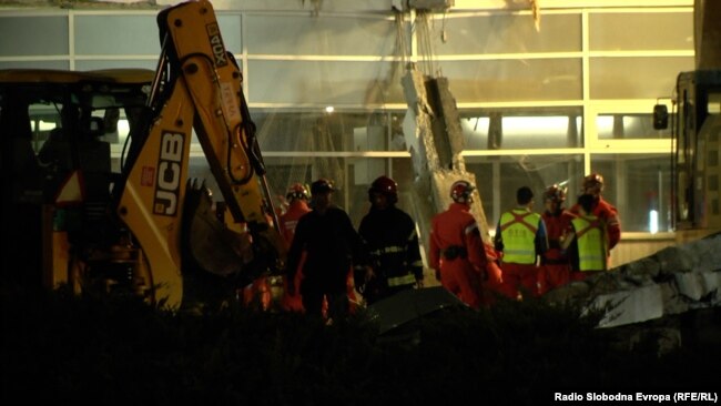 Spasioci i medicinski radnici na mestu gde je došlo do obrušavanja nadstrešnice ispred ulaza u glavnu Železničku stanicu u Novom Sadu, nekoliko sati pre nego što je obustavljena akcija spasavanja, nakon što su pronađene žrtve, 1. novembar 2024.