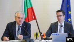 Вътрешният министър Бойко Рашков и специалният представител и координатор за борбата с трафика на хора към ОССЕ Валиант Ричи дадоха пресконференция на 24 юни. 