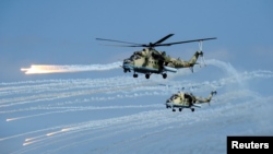 Российские транспортно-военные вертолеты МИ-35.