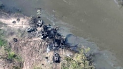În imagine se pot observa ce a rămas din vehiculele armatei rusești care încerca să traverseze un rău din regiunea Donbas.