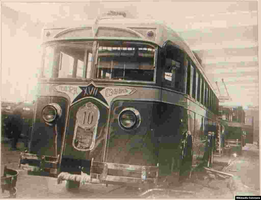 The Soviet capital&#39;s first LK-1 trolleybus in 1934.