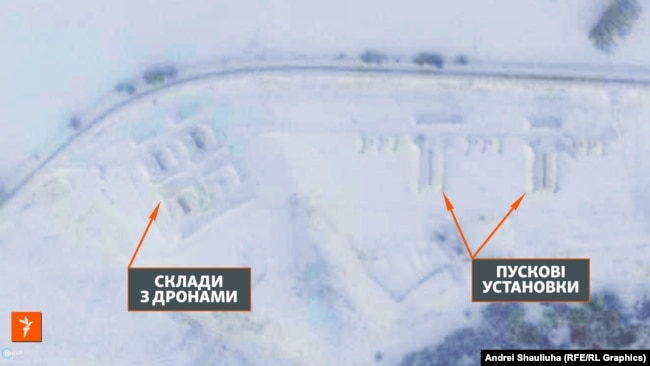 Супутникові знімки російського комплексу для запуску безпілотників поблизу села Асовиця, за 163 кілометри від білоруського кордону. На початку літа 2025 року цього об'єкта ще не існувало. Знімки Planet Labs, зроблені 13 вересня 2020 року та 11 січня 2026 року