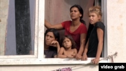 Цыганские женщины и дети в селении на востоке Словакии. Иллюстративное фото.