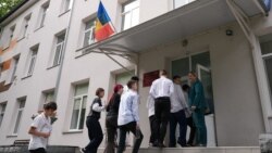 Elevi de clasa a IX-a intră în incinta liceului „Principesa Natalia Dadiani” din Chișinău, desemnat centru de examene, pentru a susține proba la istorie, 4 iunie 2026