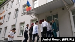 Elevi de clasa a IX-a intră în incinta liceului „Principesa Natalia Dadiani” din Chișinău, desemnat centru de examene, pentru a susține proba la istorie, 4 iunie 2026