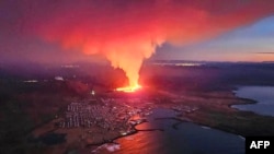 Vulkanska erupcija na periferiji evakuiranog grada Grindavik, na zapadu Islanda, 14. januara 2024.