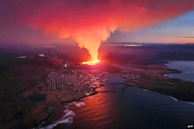 Pamje nga larg e vullkanit në Grindavik, Islandë, i cili shpërtheu më 14 janar dhe detyroi banorët të evakuohen nga qyteti.