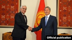 Президент КР Атамбаев принял министра иностранных дел Индии Салмана Хуршида, прибывшего в Бишкек для участия в саммите ШОС