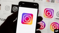 Logo Instagrama na mobilnom telefonu, 14. oktobar 2022.