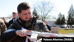 Глава Чечни Рамзан Кадыров во время осмотра выставки снаряжений, которые применяются в условиях севера