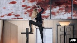 Madonna în spectacol pe scenă la Stade de France (Saint-Denis, Paris) cu ocazia Zilei naționale a Franței
