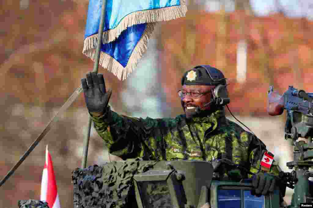 Представник збройних сил Канади вітає латвійців та учасників параду