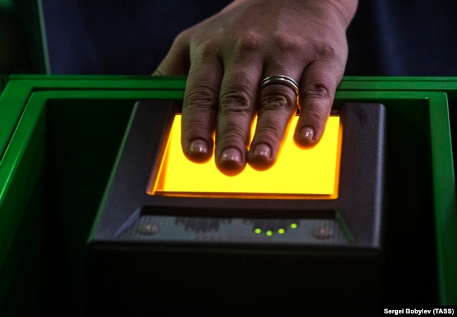 Снятие отпечатков пальцев в визовом центре для шенгенской визы