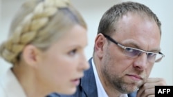 Lawyer Serhyi Vlasenko (right) with Yulia Tymoshenko in 2011