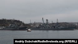 Сторожевой корабль «Пытливый» (808) и противолодочный корабль БПК «Керчь» (713) Черноморского флота России, Севастополь, 2013 год