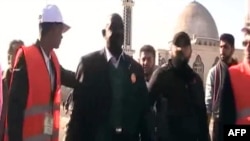 Шефот на набљудувачката мисија на Арапската лига, суданскиот генерал Мустафа ал-Даби во посета на Хомс.