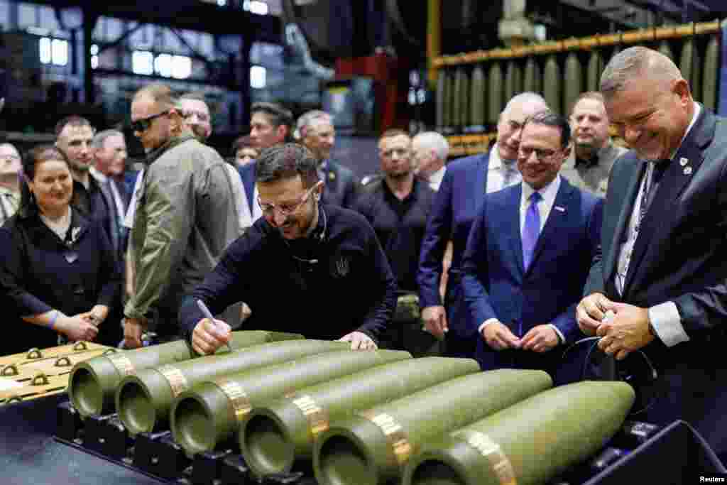 Ukrainian President Volodymyr Zelenskiy (signing a shell in the center of the picture) visits the Scranton Army Ammunition Plant in Pennsylvania while on a visit to the United States.&nbsp;