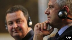 Премьер-министр Сербии Ивица Дачич (слева) и его коллега из Косово Хашим Тачи. 