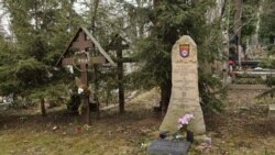 Пам'ятник на братській могилі членів Російської визвольної армії на Ольшанському кладовищі у Празі