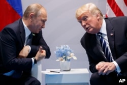 Президент США Дональд Трамп (праворуч) зустрічається з президентом Росії Володимиром Путіним, 7 липня 2017 року