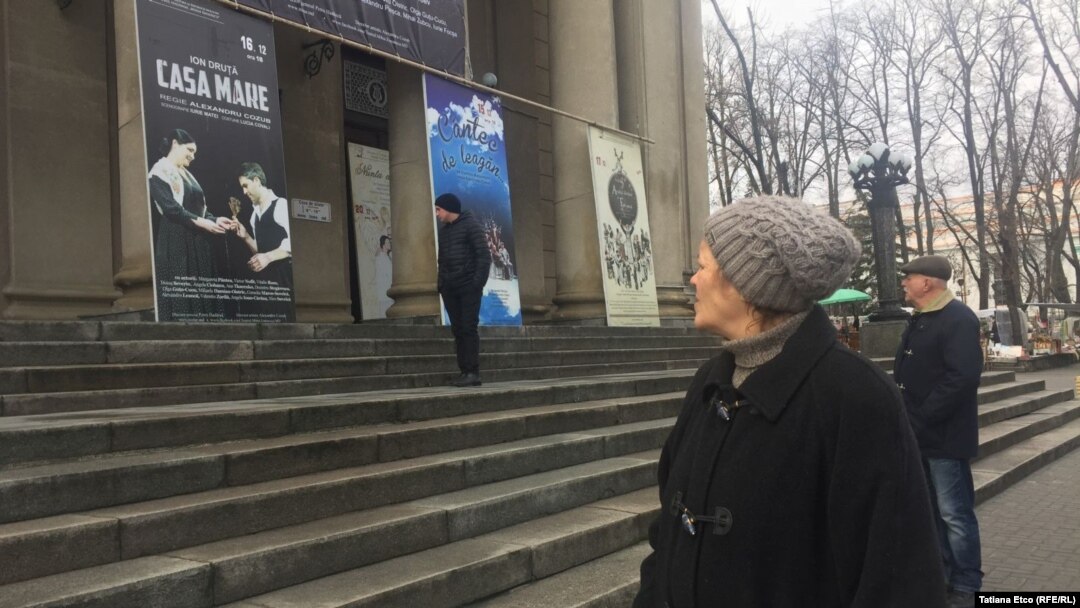 În fața teatrului „Mihai Eminescu” din Chișinău