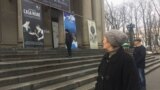 În fața teatrului „Mihai Eminescu” din Chișinău