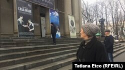 În fața teatrului „Mihai Eminescu” din Chișinău