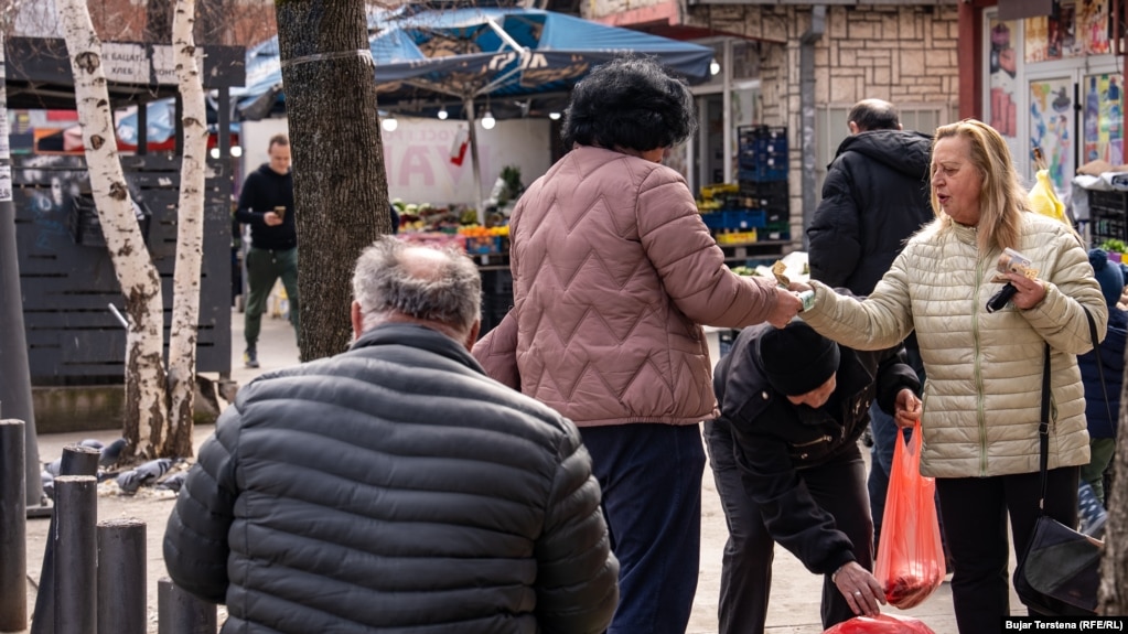 Një qytetare në Mitrovicën e Veriut duke paguar në dinarë produktet e blera nga shitësit ambulant.