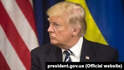 Donald Trump Poroşenkonen körüşken vaqıtta, 2017 senesi sentâbrniñ 21