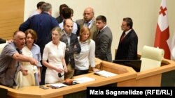 Акакий Бобохидзе (слева) вместе с другими оппозиционерами выступил против нахождения российских депутатов в парламенте Грузии