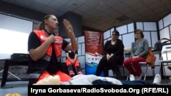 Екатерина Сухомлинова рассказывает ученикам о методике проведения искусственного дыхания