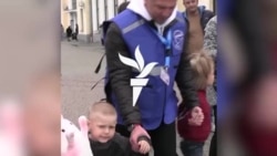 Úton a biztonságba: civilek menekítik ki a gyerekes családokat a frontvonalról