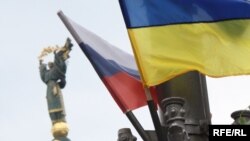 Російський та український прапор на майдані Незалежності в Києві