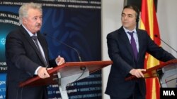 Шефовите на дипломатиите на Луксембург и на Северна Македонија, Жан Аселборн и Никола Димитров, на заедничка прес-конференција - Скопје, 9 март 2020 година.