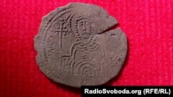 Одна із 38 монет періоду України-Русі з «Городницького скарбу». Монети датують 1010–1019 роками