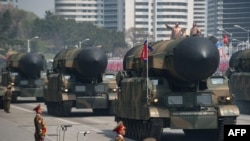 Военные автомобили с ракетами на параде в Пхеньяне. 15 апреля 2017 года.
