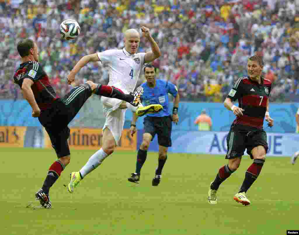 ABŞ-Almaniya-0:1. Benedikt Hoewedes vs. Michael Bradley. 