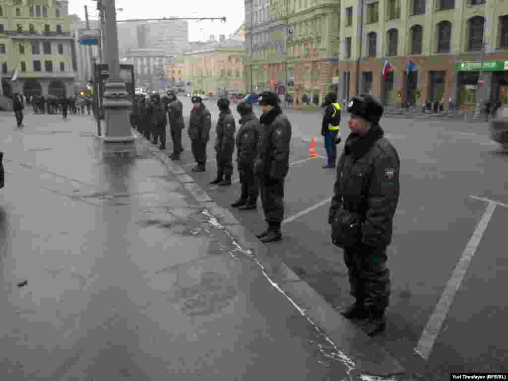 Полицейское оцепление на всем пути от Площади Революции до Болотной