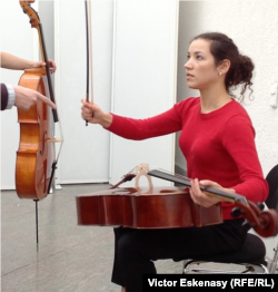 Natalia testînd un violoncel în atelierul lutierului Ekkard Seidl la Kronberg im Taunus