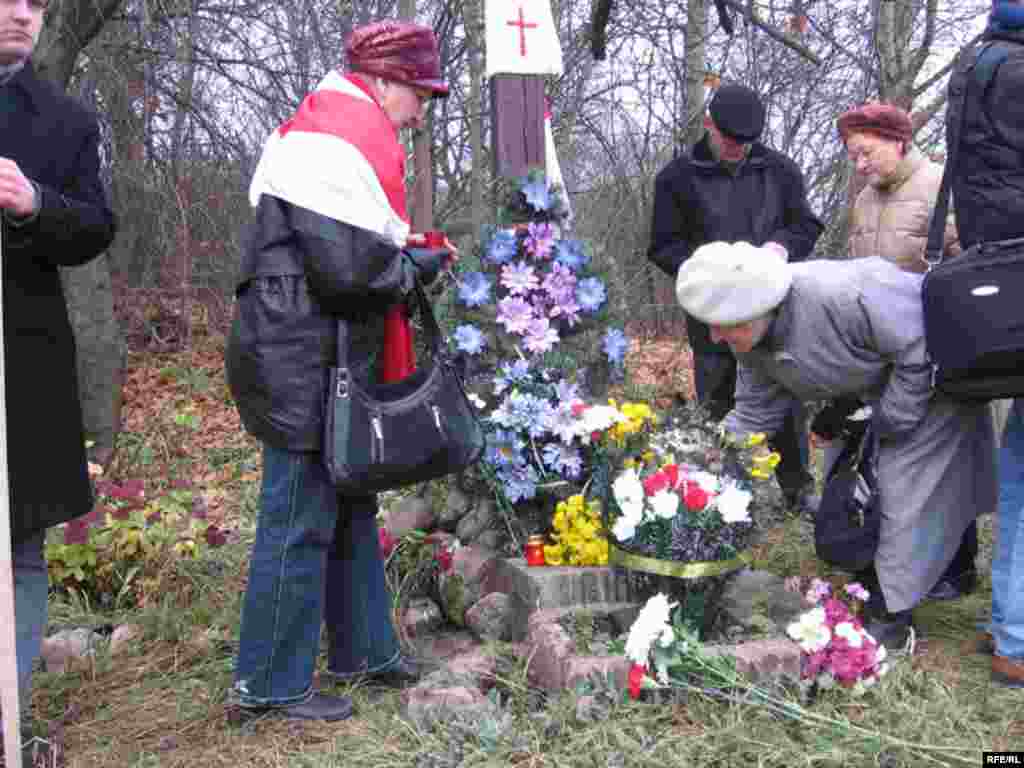 У Лошыцы ўшанавалі памяць ахвяр сталінскіх рэпрэсій - Памінальнае шэсьце ў Лошыцу, 9 лістапада 2008 году