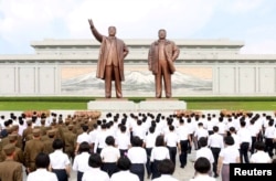 Торжественные мероприятия у памятника основателю КНДР Ким Ир Сену и его сыну, покойному лидеру Ким Чен Иру по случаю 78-й годовщины освобождения Кореи от колониального правления Японии 1910–45 годов. Пхеньян, 15 августа 2023 года