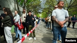 Люди стоять у черзі, щоб проголосувати під час парламентських виборів, Будапешт, 12 квітня 2026 року