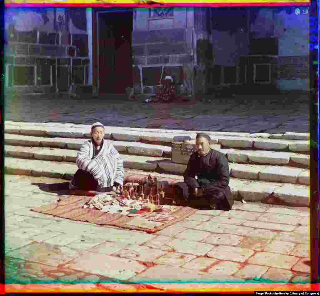 Muškarci prodaju lijekove u Samarkandu.