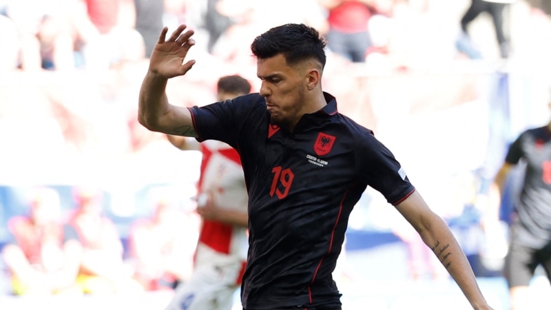 Футболист сборной Албании дисквалифицирован за оскорбления сербов