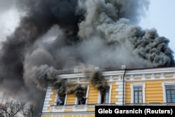 Люди намагаються вибратись через вікна будівлі Національної академії наук України після влучання в неї російського реактивного дрона. Київ, 28 вересня 2026 року