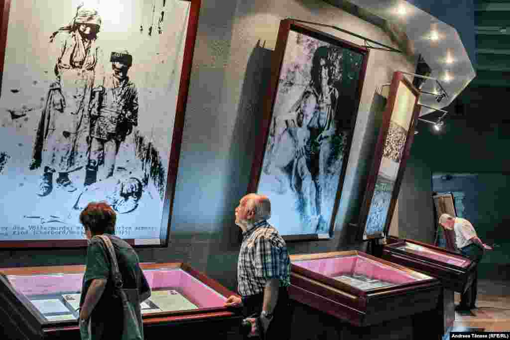 Vizitatori privesc fotografiile și documentele expuse în Muzeul &ndash; Institut al Genocidului Armean din Erevan.