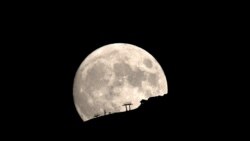 NASA gjen ujë në pjesën diellore të Hënës